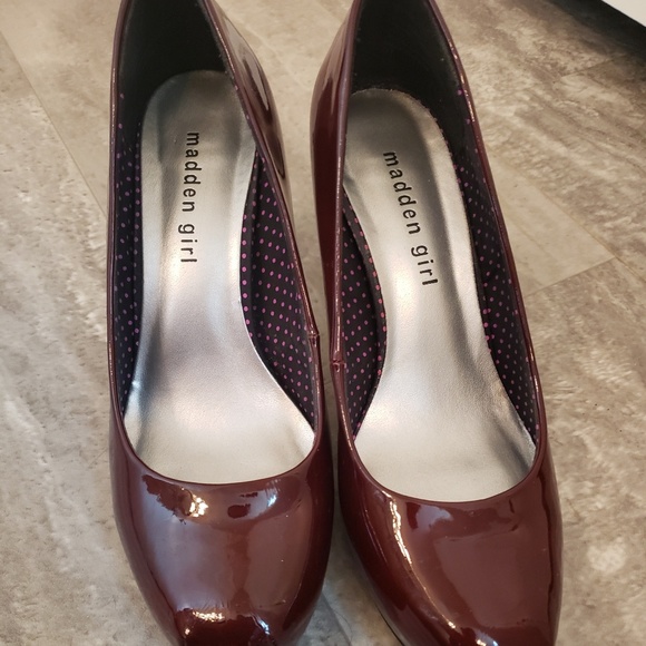 Red Heels - Picture 4 of 5